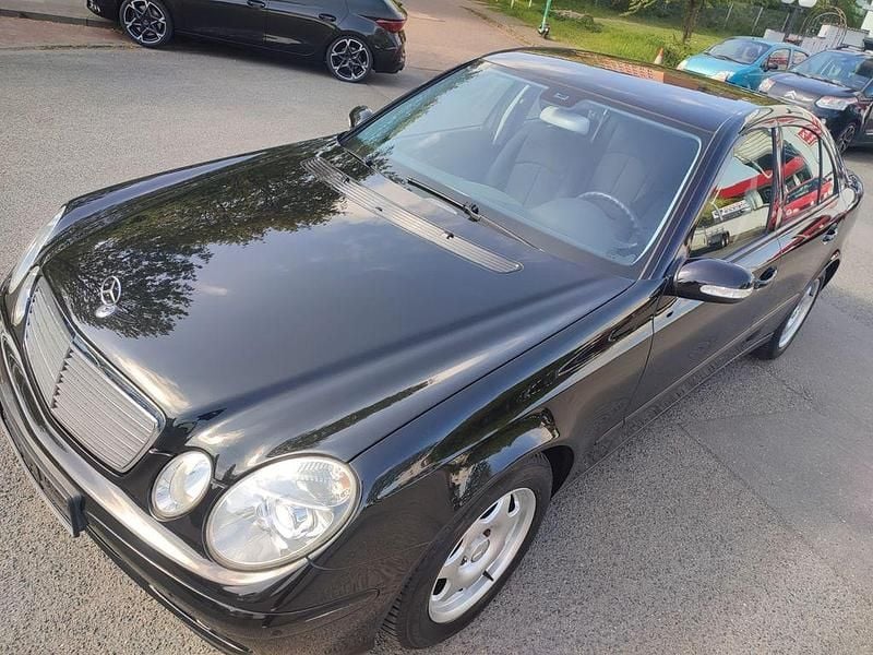 Second-hand Mercedes E200 122 CP (89 kW) 2006 Negru Berlinǎ