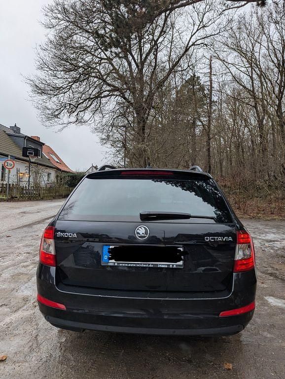 Gebraucht Skoda Octavia Ambition 105 PS (77 kW) 2014 Schwarz Kleinwagen
