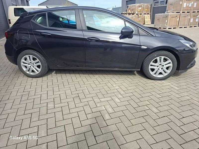 Gebraucht Opel Astra Edition 95 PS (69 kW) 2016 Schwarz Limousine