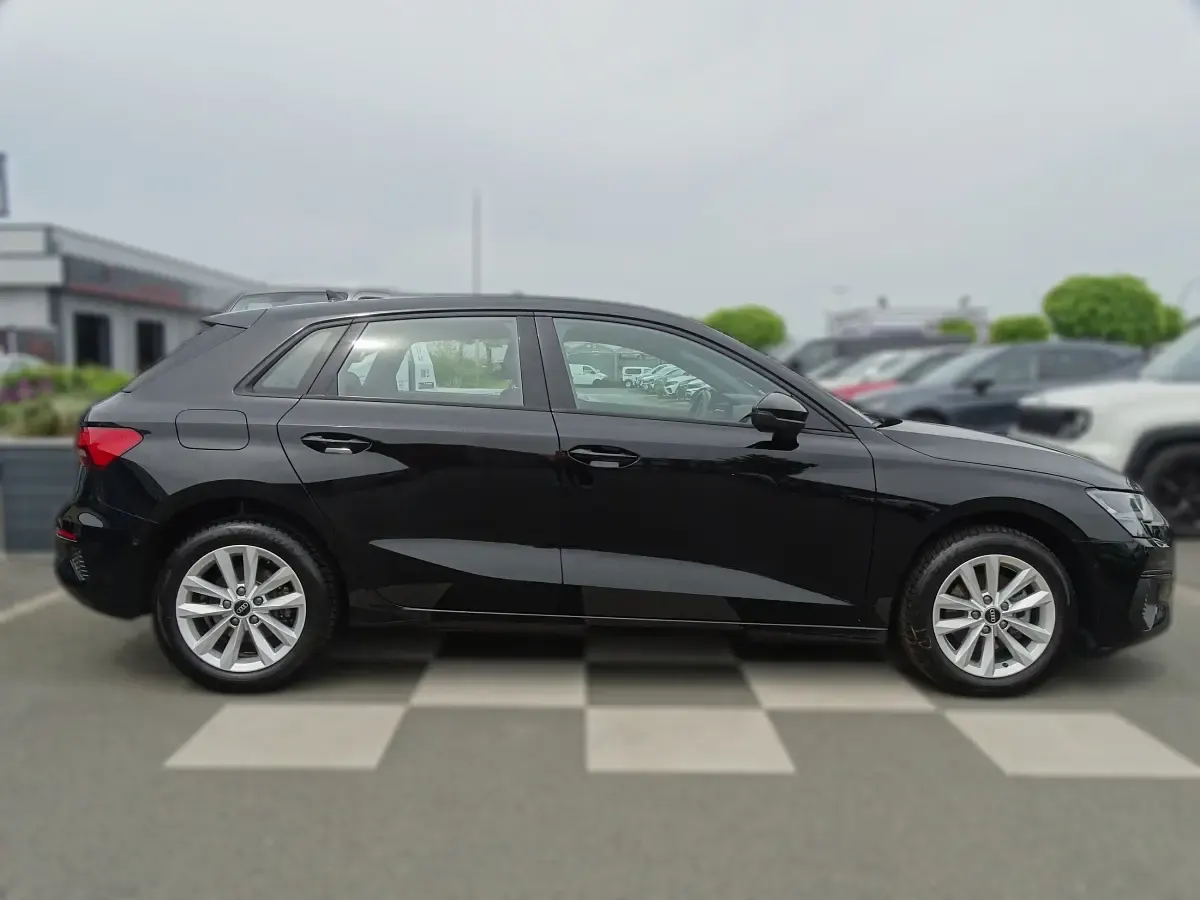 Gebraucht Audi A3 Basis 150 PS (110 kW) 2024 Metallic