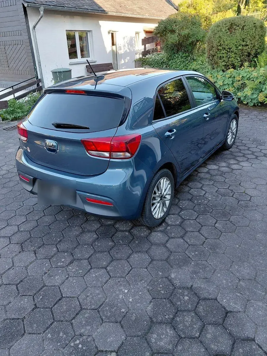 Gebraucht Kia Rio DREAM-TEAM Edition 99 PS (72 kW) 2017 Blau Limousine