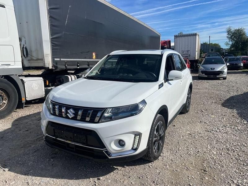 Weiß Gebraucht 2021 Suzuki Vitara Comfort+ SUV | 16.200 € (Superpreis) - Bild 1/4