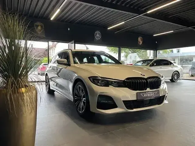 Gebraucht BMW 320e M Sport 204 PS (150 kW) 2022 Weiß Limousine