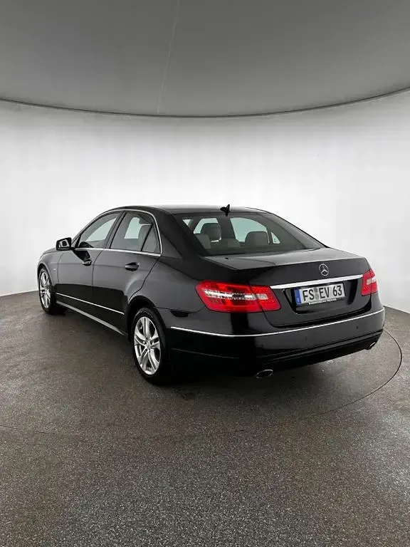 Gebraucht Mercedes E300 Avantgarde 204 PS (150 kW) 2010 Schwarz Limousine