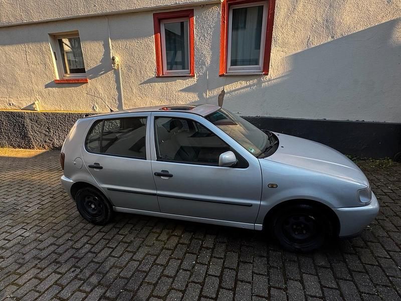 Second-hand VW Polo 60 CP (44 kW) 1999 Argintiu Hatchback