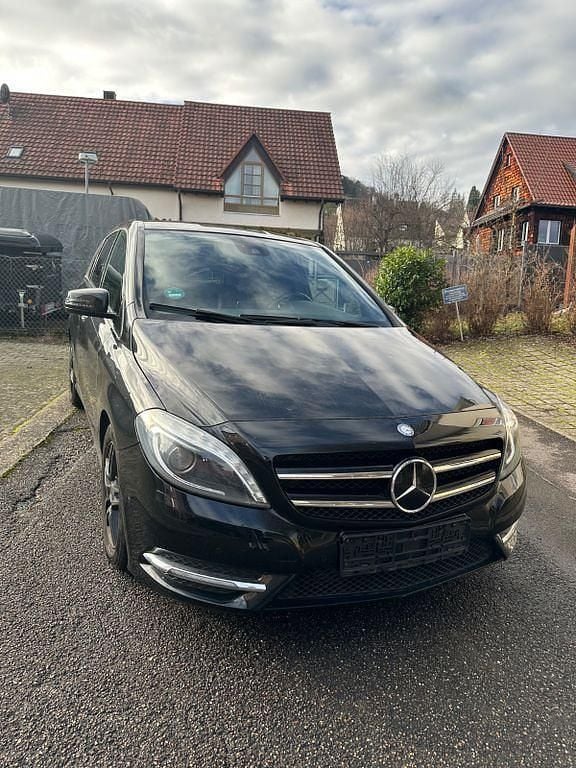 Schwarz Gebraucht 2012 Mercedes B200 Van / Kleinbus | 8.550 € (Guter Preis) - Bild 1/4