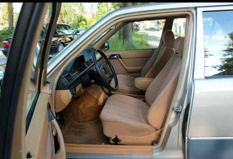 Gebraucht Mercedes E260 160 PS (117 kW) 1988 Beige Limousine