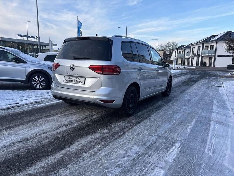 Gebraucht VW Touran Active 150 PS (110 kW) 2022 Silber metallic Van / Kleinbus