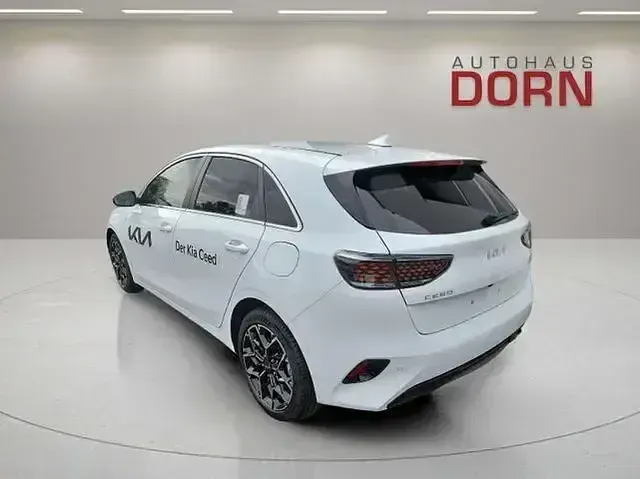 Gebraucht Kia Ceed 101 PS (74 kW) 2024 Carraraweiß Kleinwagen