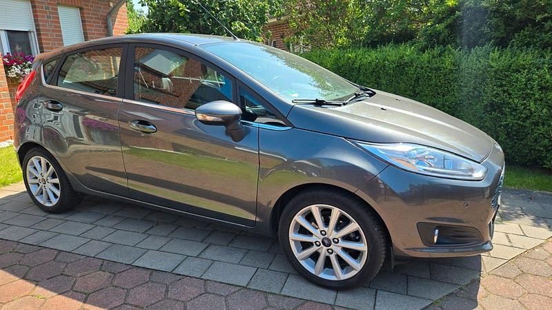 Grau Gebraucht 2016 Ford Fiesta Titanium Kleinwagen | 4.500 € (Guter Preis) - Bild 1/4