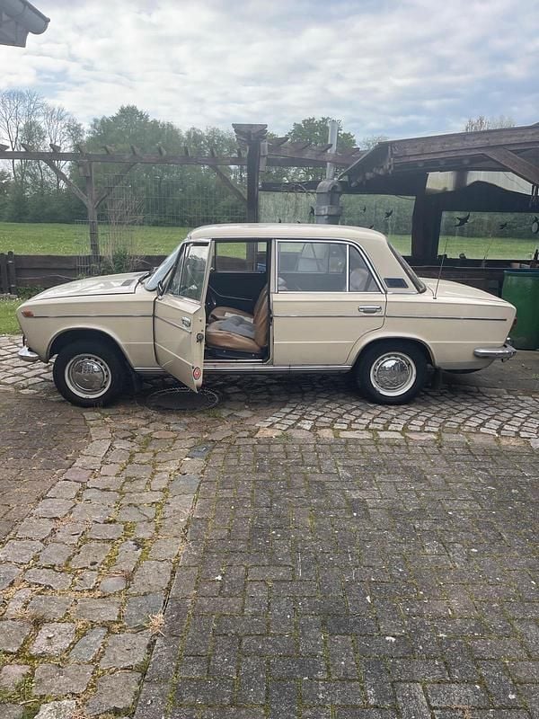 Second-hand Lada 2103 75 CP (55 kW) 1982 Bej Berlinǎ