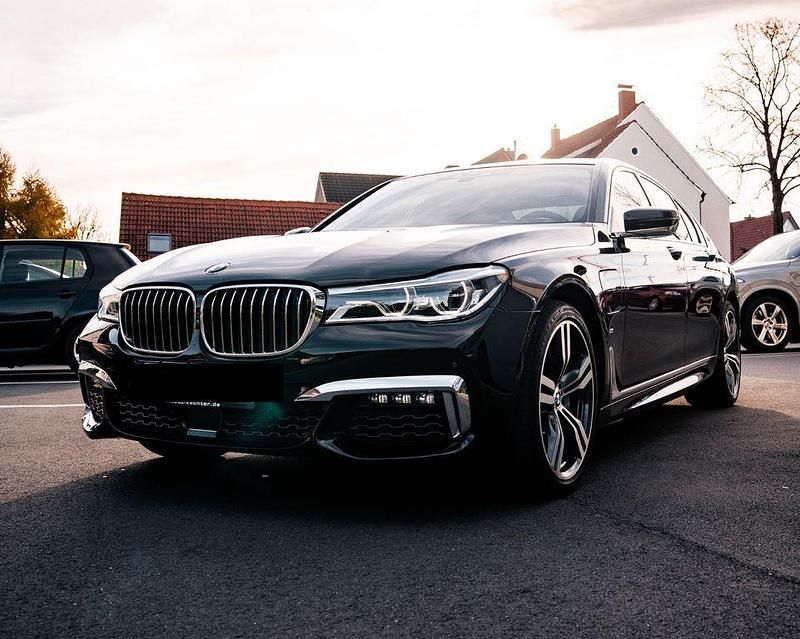 Schwarz Gebraucht 2018 BMW 740 iPerformance Limousine | 39.990 € (Fairer Preis) - Bild 1/4