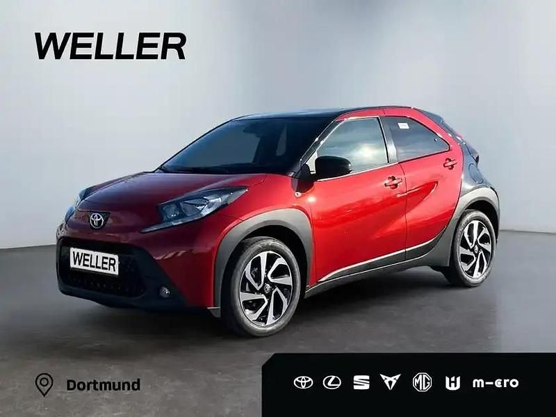 Chili red perleffekt/dach mysticschwarz mica (rot) Neu 2025 Toyota Aygo Kleinwagen | 16.790 € - Bild 1/3
