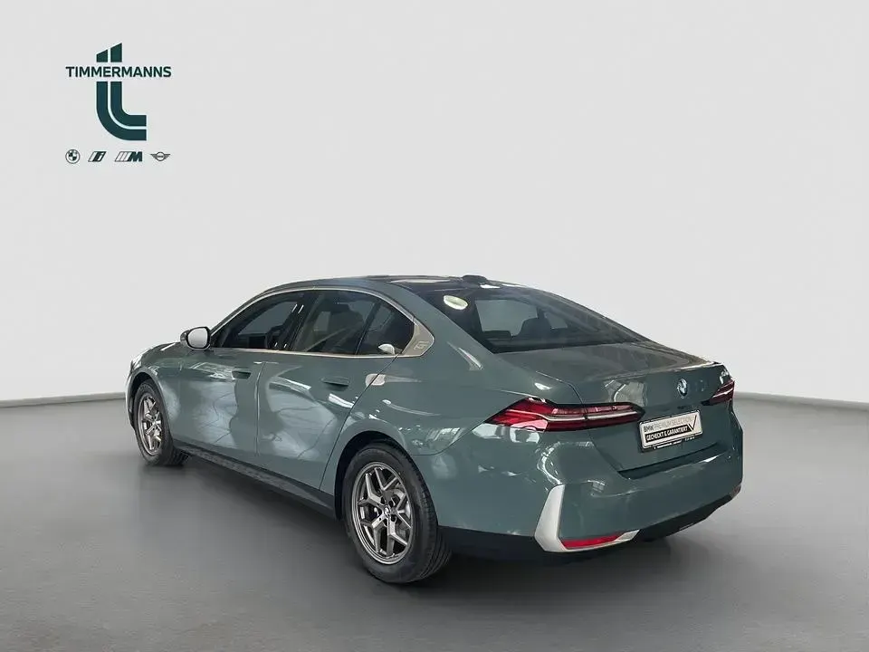 Neu BMW 520 Sport Line 208 PS (152 kW) 2025 Grün Limousine
