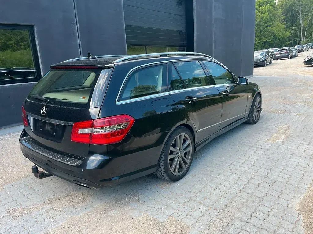 Gebraucht Mercedes E350 265 PS (194 kW) 2011 Schwarz Limousine