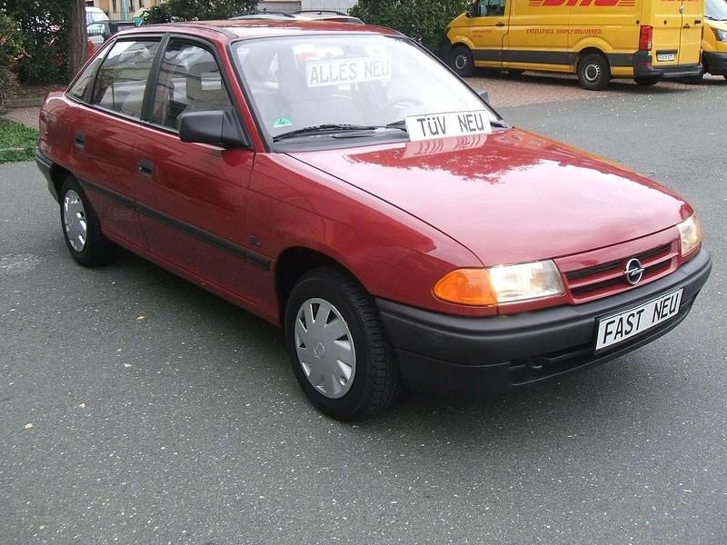Usata Opel Astra 65 CV (47 kW) 1994 Rosso Berlina