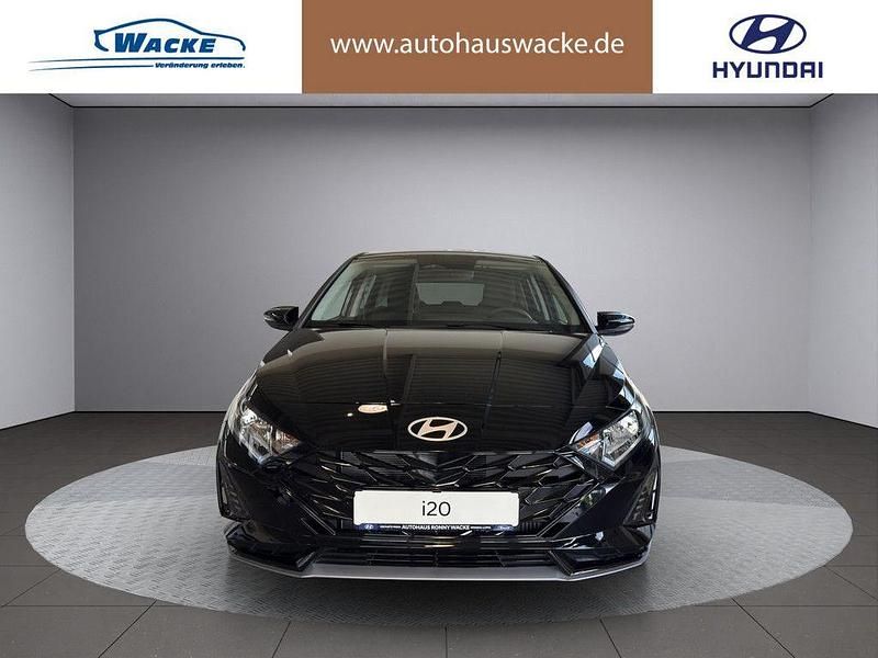 Neu Hyundai i20 101 PS (74 kW) 2025 Farbe: schwarz Limousine
