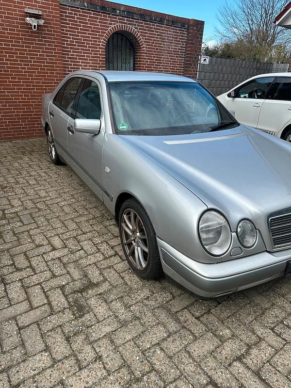 Gebraucht Mercedes E240 170 PS (125 kW) 1998 Silber Limousine