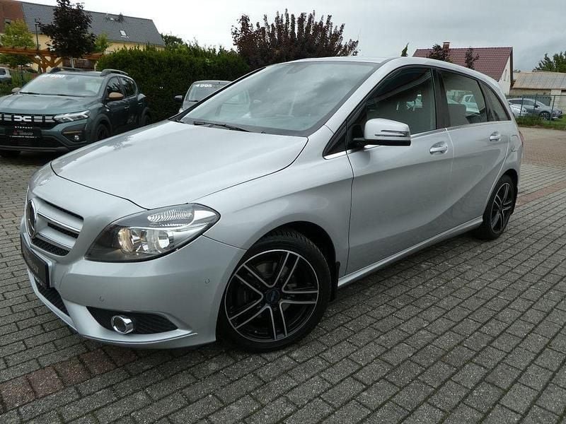 Silber Gebraucht 2012 Mercedes B200 Van / Kleinbus | 12.890 € (Fairer Preis) - Bild 1/4