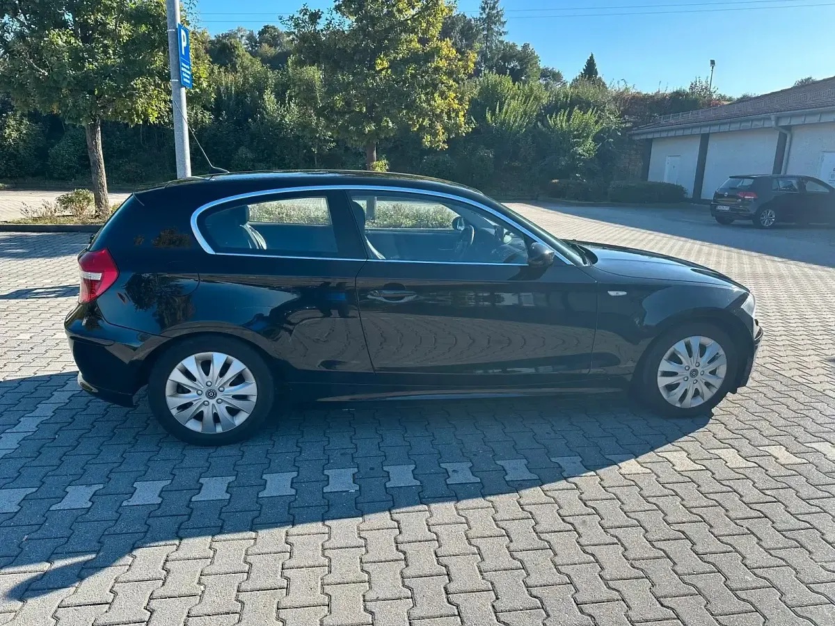 Gebraucht BMW 116 122 PS (89 kW) 2008 Schwarz Kleinwagen