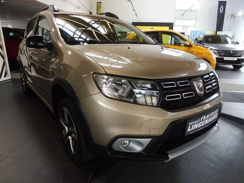 Beige Gebraucht 2018 Dacia Sandero Celebration Kleinwagen | 6.980 € (Guter Preis) - Bild 1/4