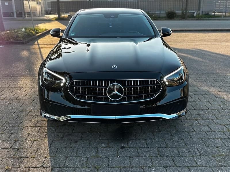Schwarz Gebraucht 2020 Mercedes E300 Limousine | 33.500 € (Fairer Preis) - Bild 1/4