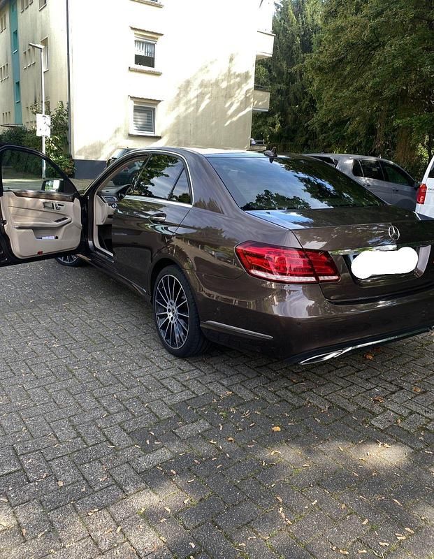 Braun Gebraucht 2013 Mercedes E350 Limousine | 16.900 € (Fairer Preis) - Bild 1/4