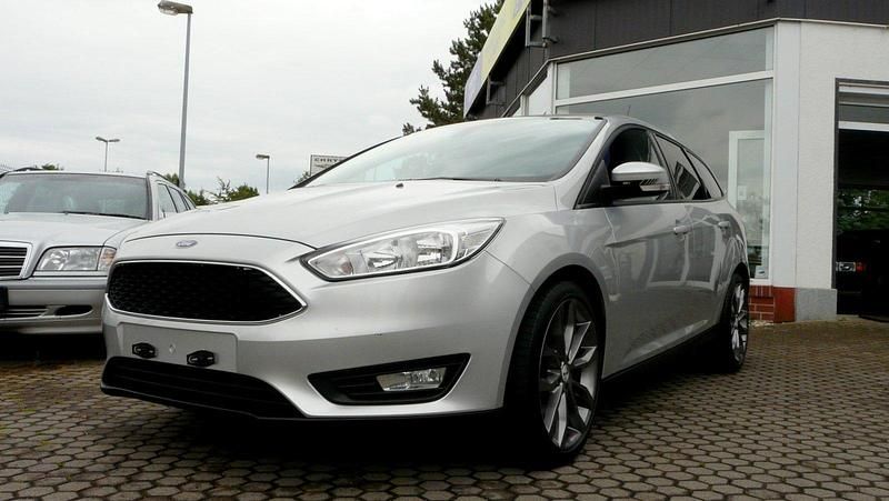 Silber Gebraucht 2015 Ford Focus Business Edition Kombi | 7.990 € (Fairer Preis) - Bild 1/4