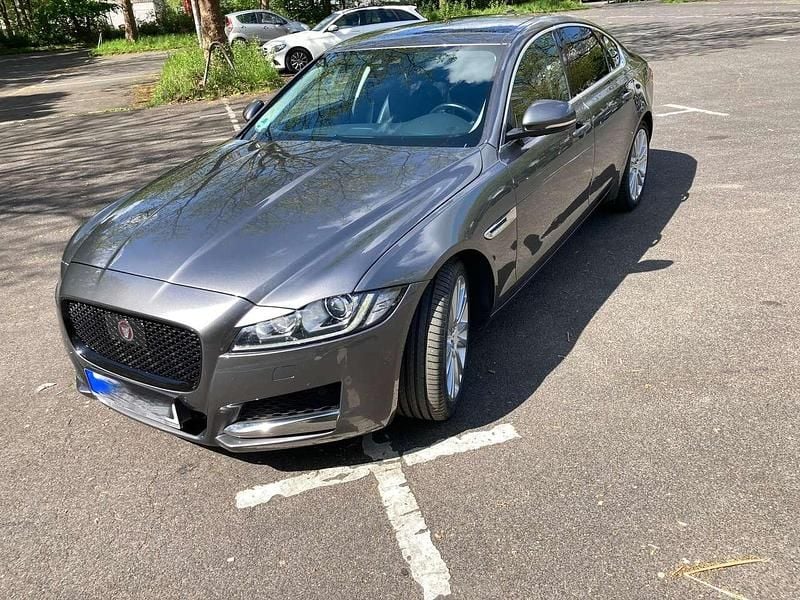 Grau Gebraucht 2017 Jaguar XF Prestige Limousine | 20.900 € (Guter Preis) - Bild 1/4
