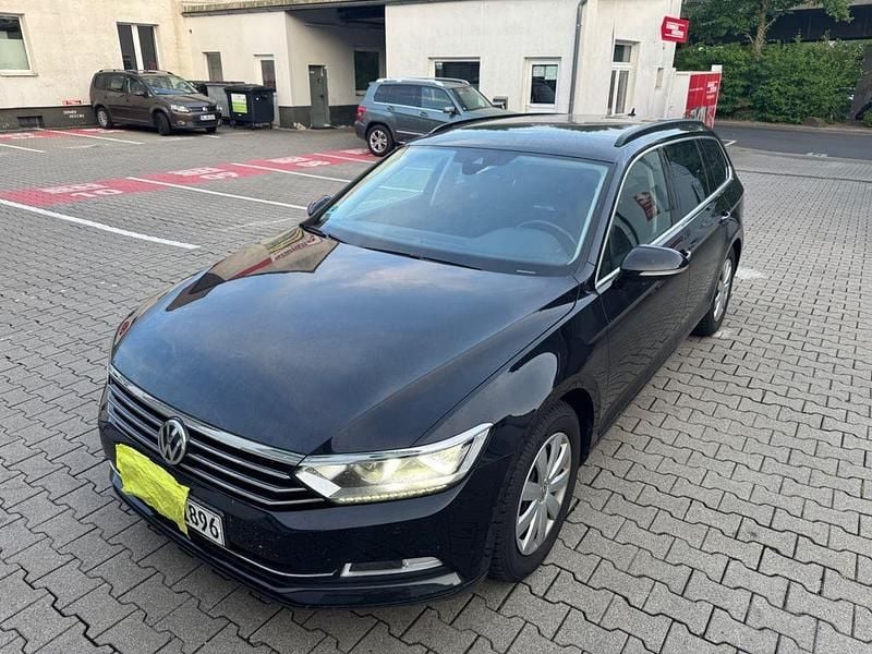 Schwarz Gebraucht 2017 VW Passat Comfortline Kombi | 7.900 € (Fairer Preis) - Bild 1/4