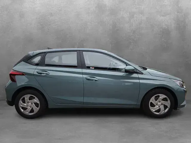 Gebraucht Hyundai i20 Select 101 PS (74 kW) 2025 Mangrove green / mic Kleinwagen