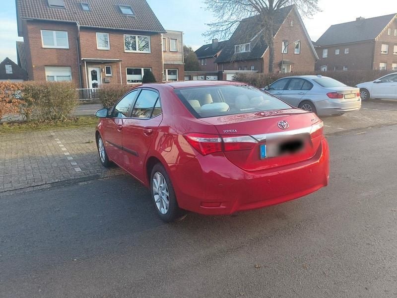 Gebraucht Toyota Corolla Executive 90 PS (66 kW) 2015 Rot Limousine