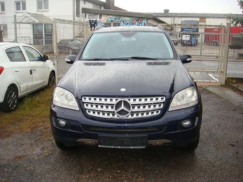 Blau Gebraucht 2009 Mercedes ML320 SUV | 8.500 € (Guter Preis) - Bild 1/4