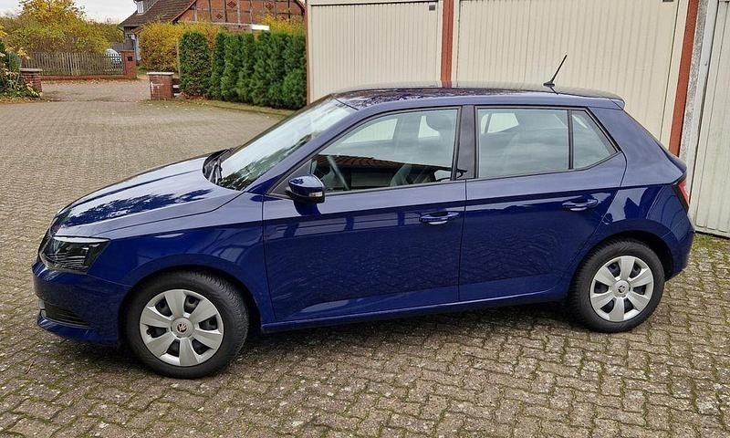 Blau Gebraucht 2015 Skoda Fabia Cool Edition Limousine | 7.450 € (Fairer Preis) - Bild 1/4