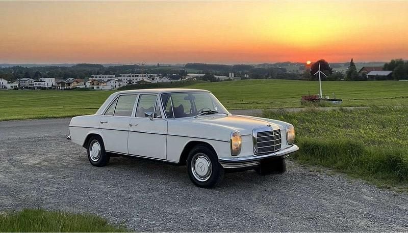 Weiß Gebraucht 1970 Mercedes W114 Limousine | 17.000 € - Bild 1/4