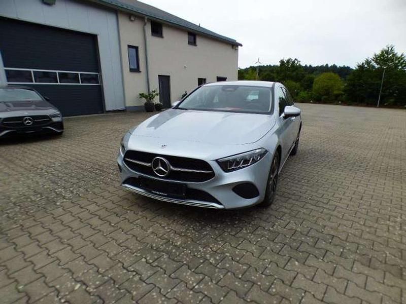 Gebraucht Mercedes A200 Advanced Plus 163 PS (119 kW) 2024 922 hightechsilber Limousine