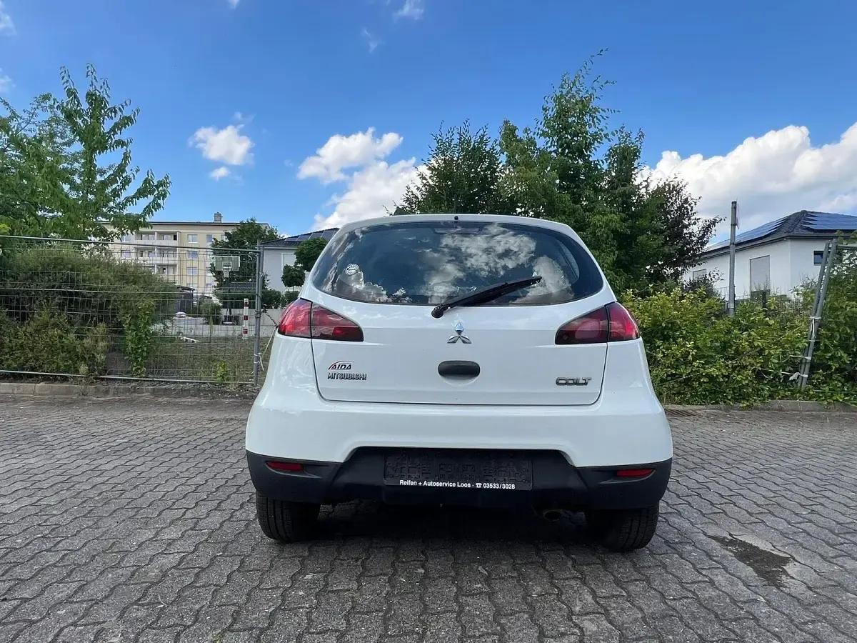 Gebraucht Mitsubishi Colt 75 PS (55 kW) 2010 Weiß Kleinwagen