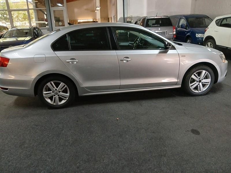Second-hand VW Jetta Match 105 CP (77 kW) 2012 Argintiu Berlinǎ