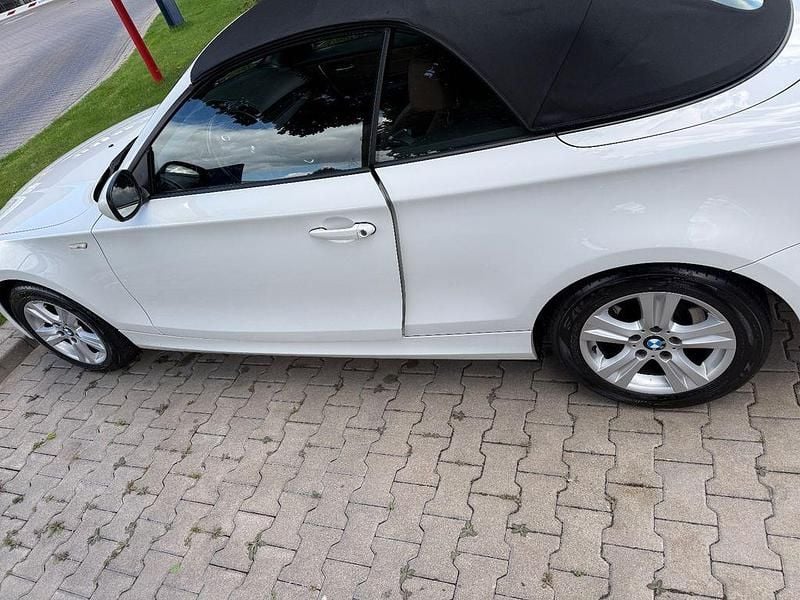 Weiß Gebraucht 2009 BMW 118 Cabriolet Cabrio | 7.990 € (Fairer Preis) - Bild 1/4