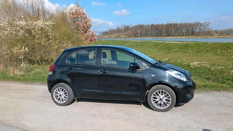 Gebraucht Toyota Yaris 99 PS (72 kW) 2011 Schwarz Kleinwagen
