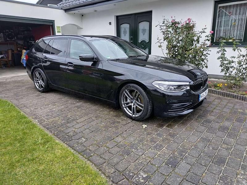Schwarz Gebraucht 2018 BMW 520 Sport Line Kombi | 22.399 € (Superpreis) - Bild 1/2