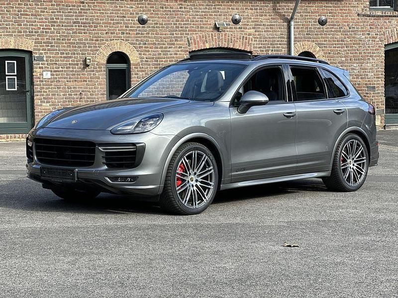 Grau Gebraucht 2016 Porsche Cayenne Turbo SUV | 48.790 € - Bild 1/4