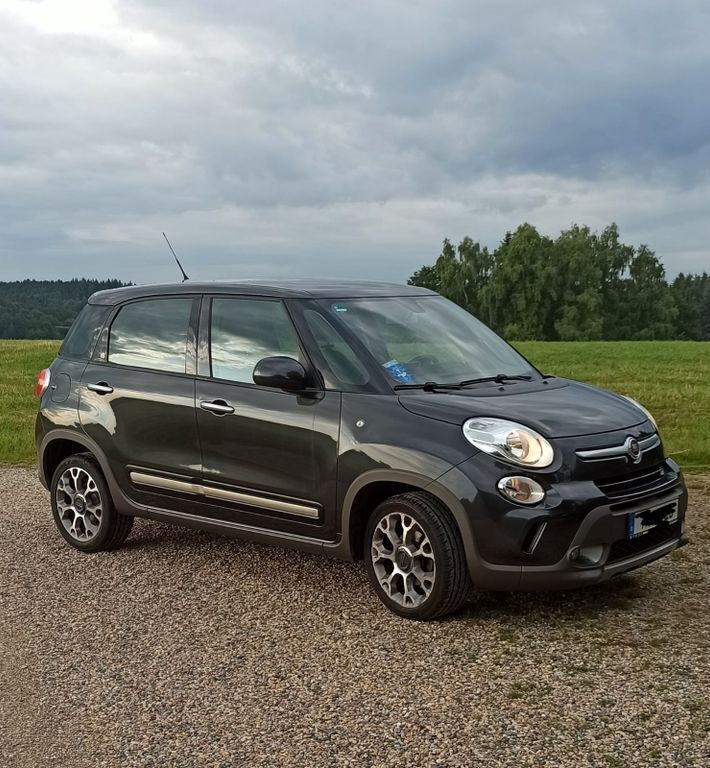 Schwarz Gebraucht 2013 Fiat 500L Trekking Van / Kleinbus | 5.800 € (Guter Preis) - Bild 1/4