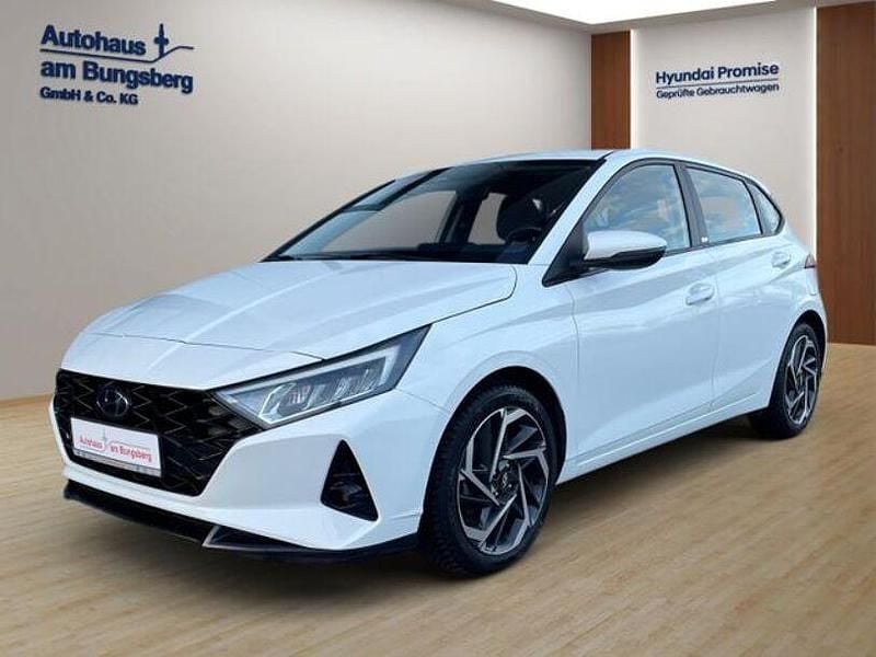 Weiß Gebraucht 2021 Hyundai i20 Intro Edition Limousine | 14.450 € (Fairer Preis) - Bild 1/3