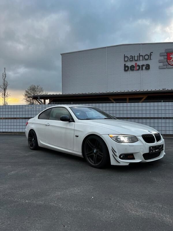 Weiß Gebraucht 2010 BMW 320 Coupé | 8.450 € (Fairer Preis) - Bild 1/4