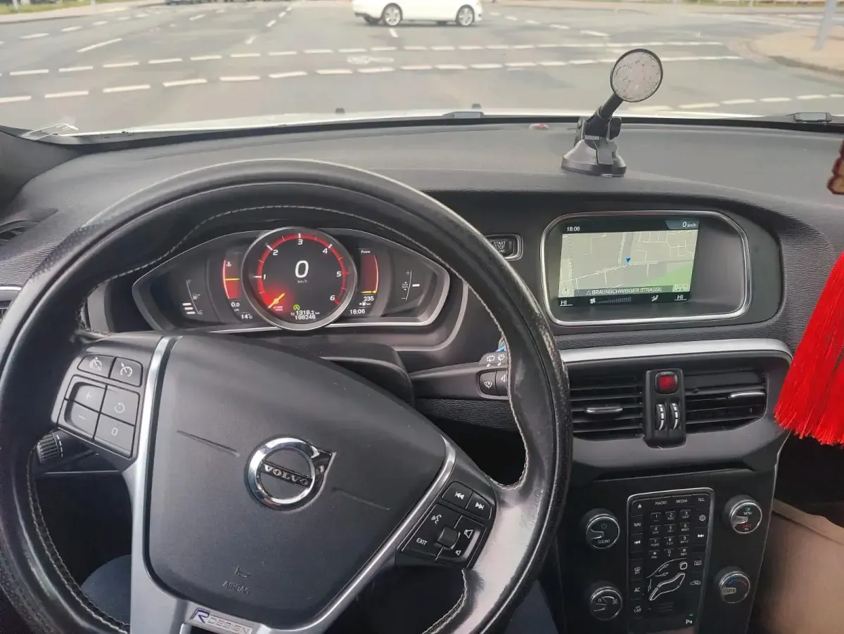 Gebraucht Volvo V40 155 PS (114 kW) 2016 Weiß Limousine