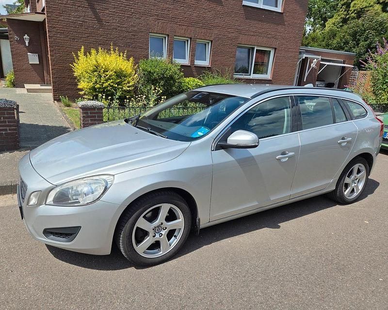 Silber Gebraucht 2011 Volvo V60 Momentum Kombi | 4.800 € (Fairer Preis) - Bild 1/4