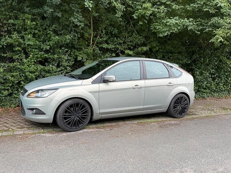 Grau Gebraucht 2010 Ford Focus Limousine | 3.700 € (Fairer Preis) - Bild 1/4