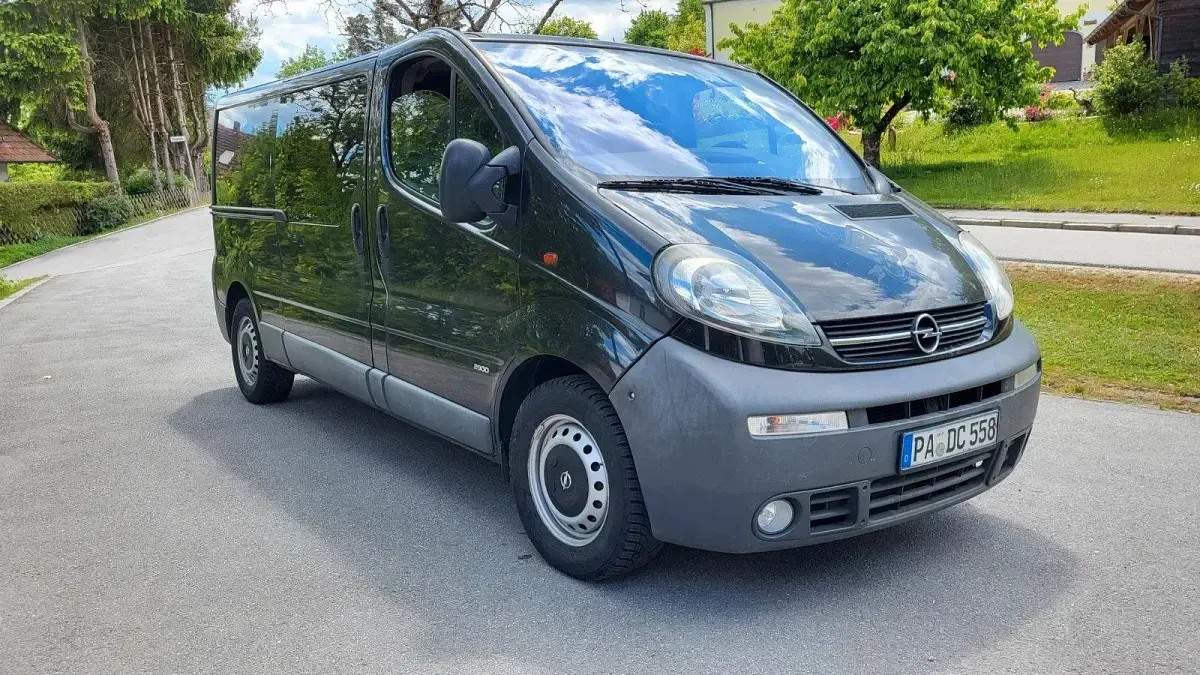 Używany Opel Vivaro 135 KM (99 kW) 2005 Czarny Minivan
