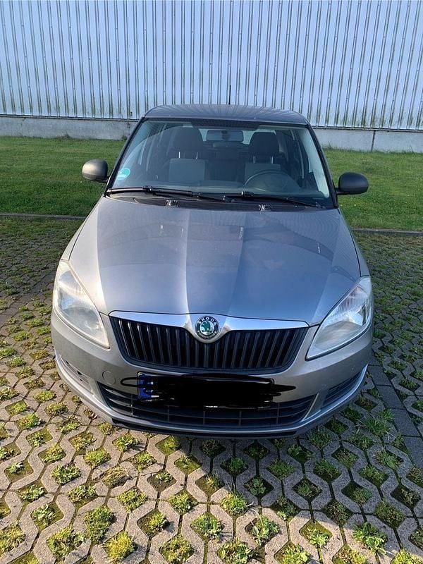 Grau Gebraucht 2013 Skoda Fabia Active Kleinwagen | 4.745 € (Etwas zu teuer) - Bild 1/4